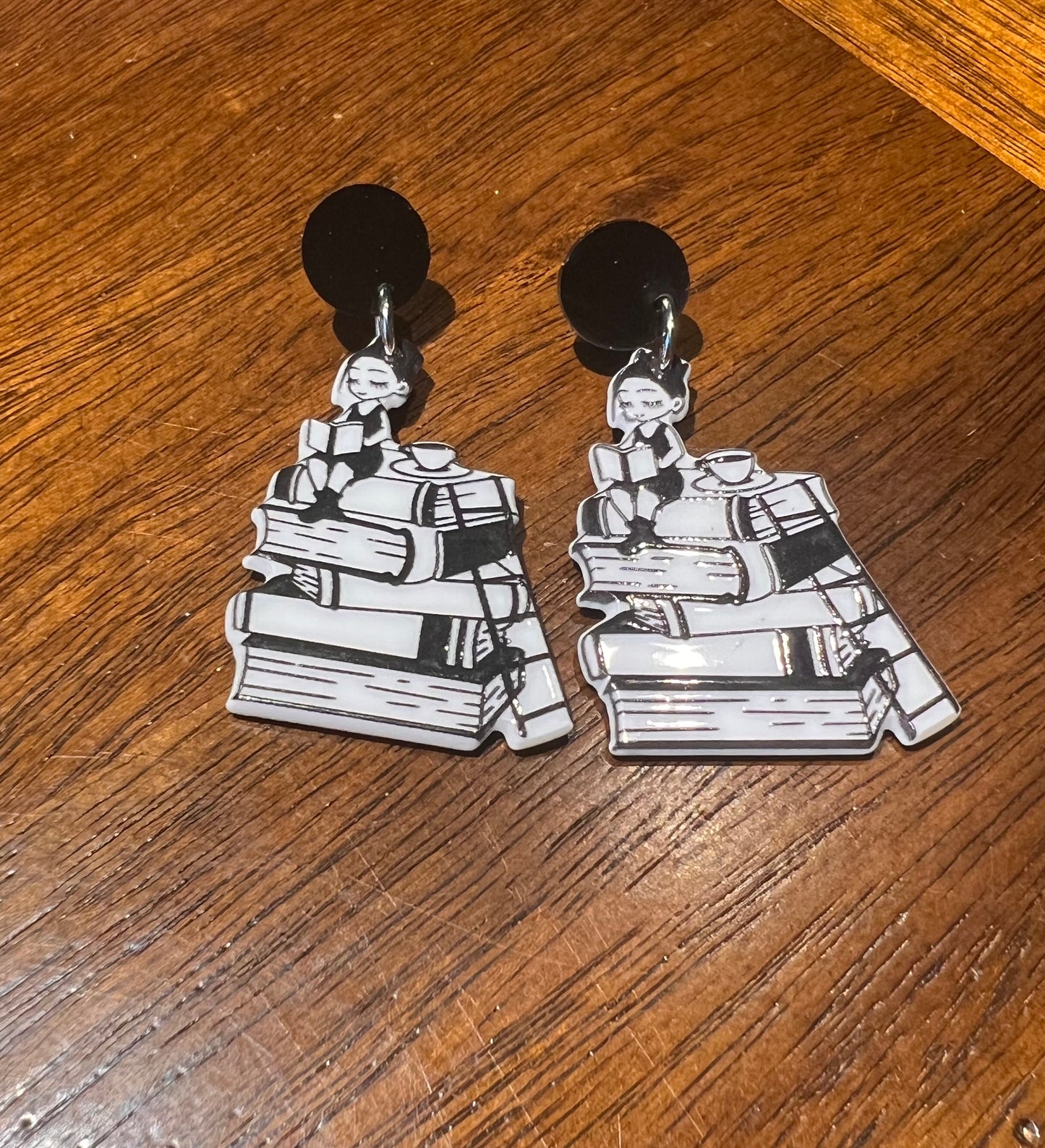 So many books earrings