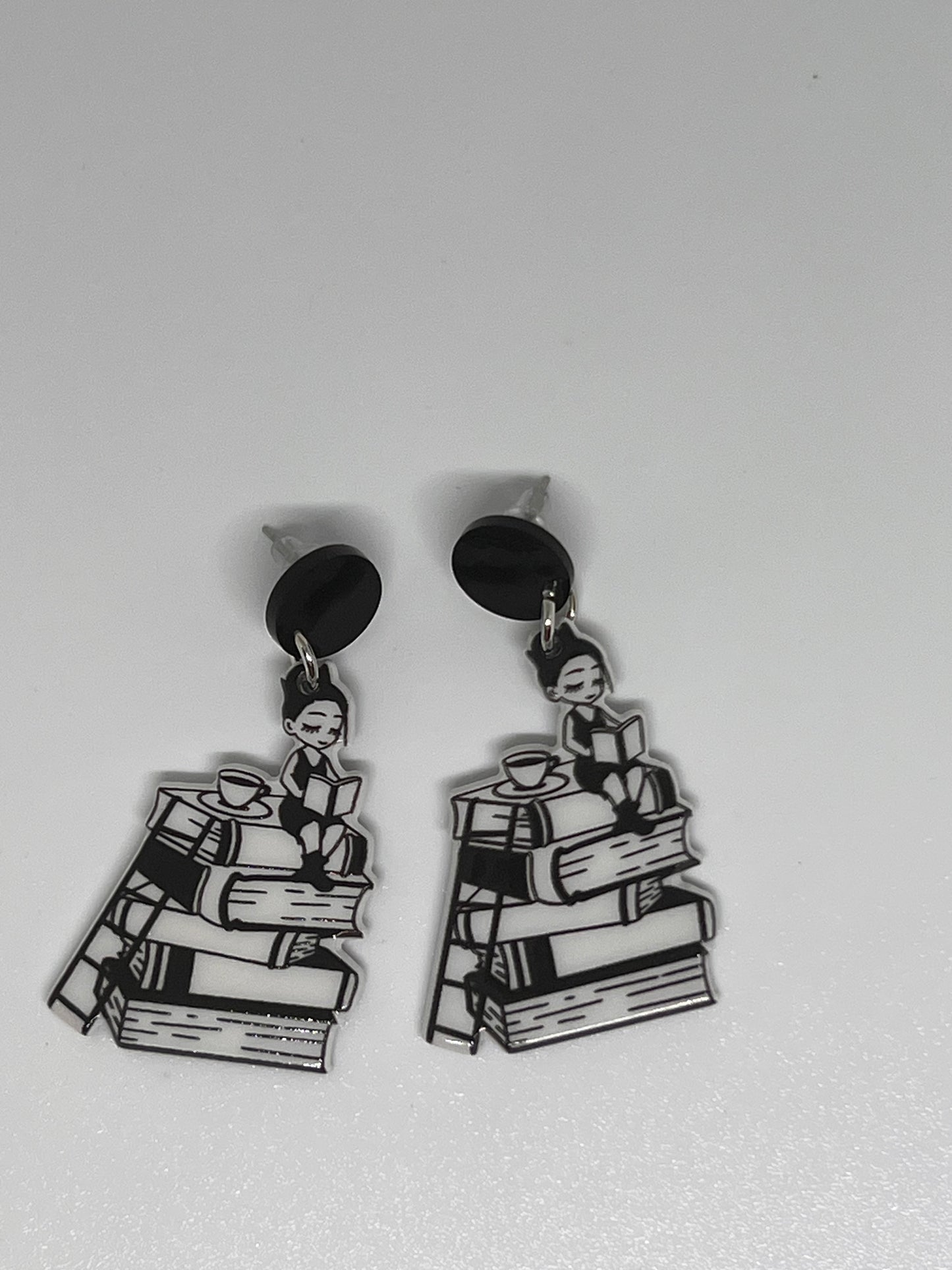 So many books earrings