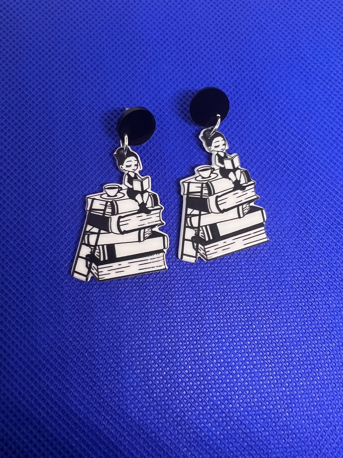 So many books earrings